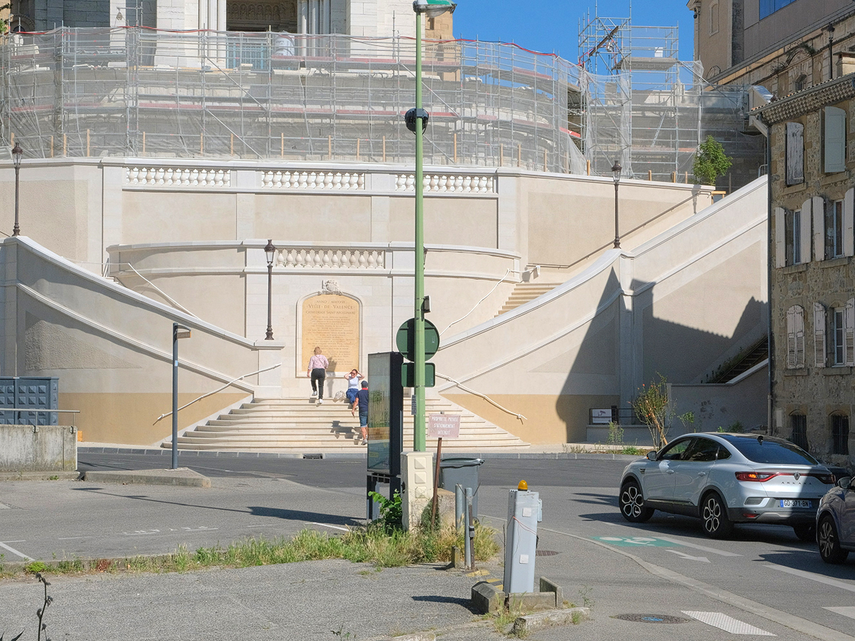 6 – L’escalier débouchant sur un croisement de rues, 2026 © R. Chambaud